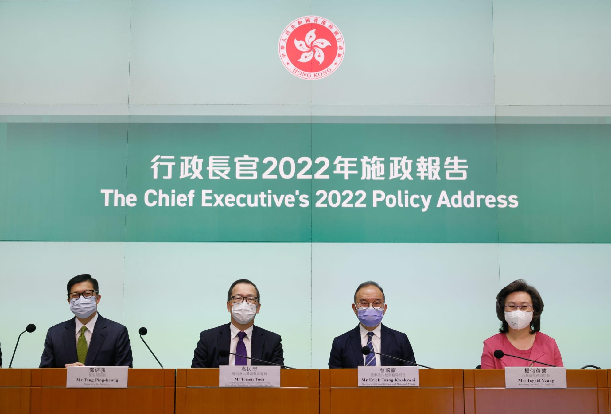 保安局局長鄧炳強及政制及內地事務局長曾國衞等下午出席《施政報告》相關記者會時。(蘇文傑攝)
