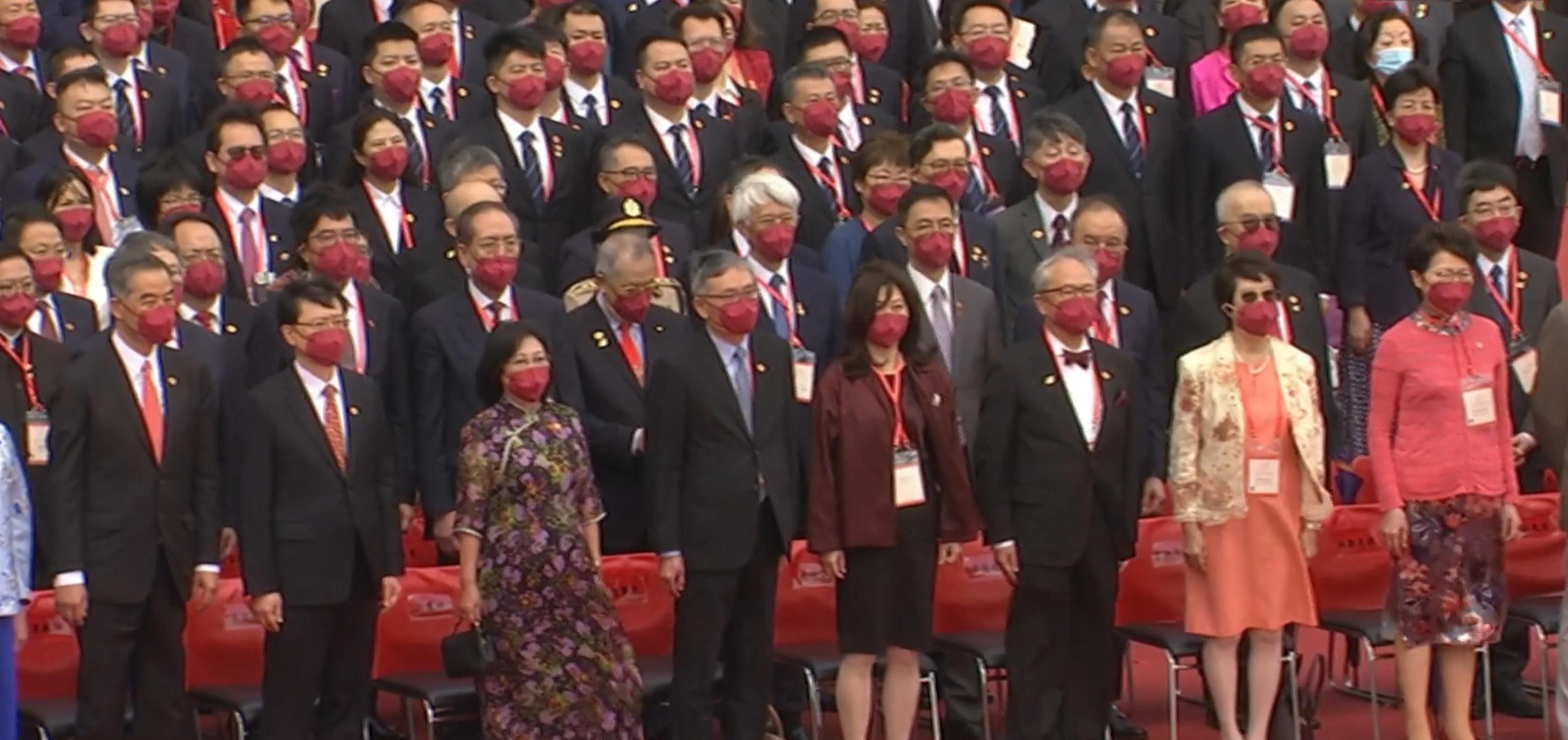 灣仔金紫荊廣場早上有慶國慶升旗儀式,多名官員及前任特首都有到場,惟董建華仍未有露面。(直播截圖)