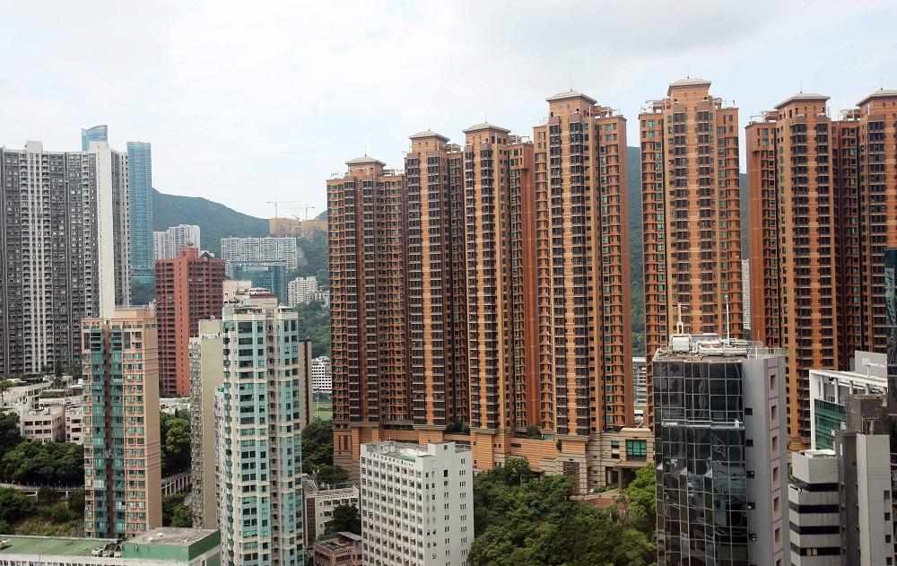 最新一份《施政報告》在幫助樓市置業政策上欠缺驚喜,令業主逐漸妥協,買家亦在觀望過後趁低入市,故剛過去的周末十大指標屋苑二手交投量,有輕微上升之勢。(資料圖片)