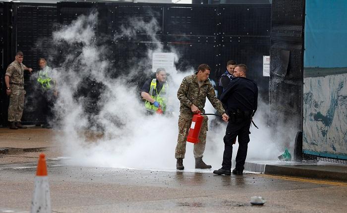 警方及職員撲熄火警。(路透社)