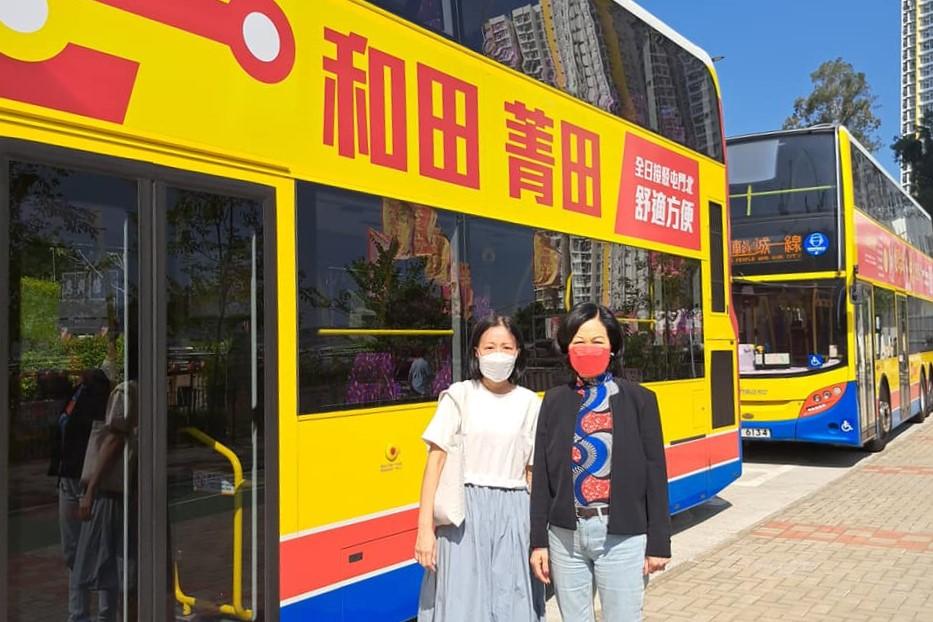 葉劉淑儀(右)和蘇嘉雯(左)考察和田邨及菁田邨,並批評該區巴士站沒有上蓋。(葉劉淑儀FB)