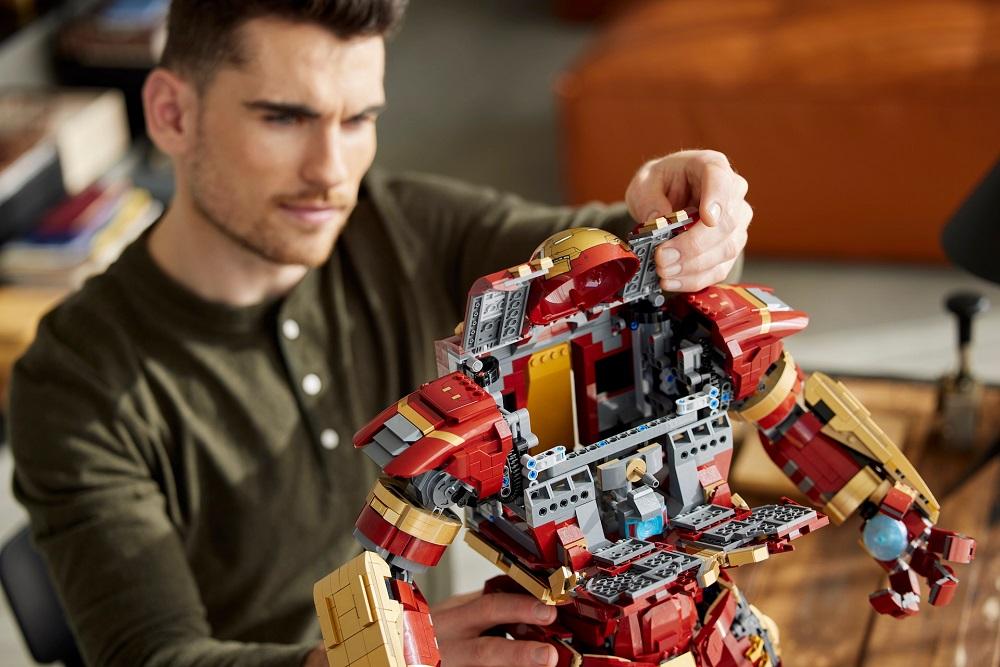 頭部可放入LEGO的Iron Man Figure。