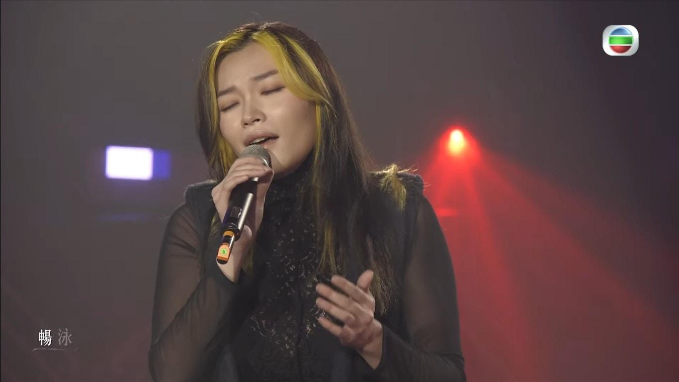 黃洛妍(Janees)獲譚校長加持。