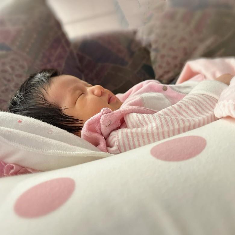 鍾嘉欣誕下7.8磅女嬰,母女平安。