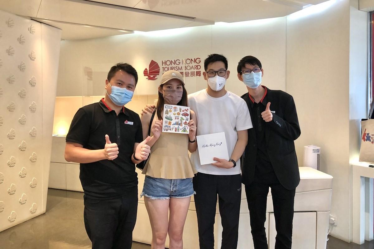 單先生(右二)和鄭小姐(左二)因疫情分隔異地多時,最終選擇在香港相見。(旅發局提供)