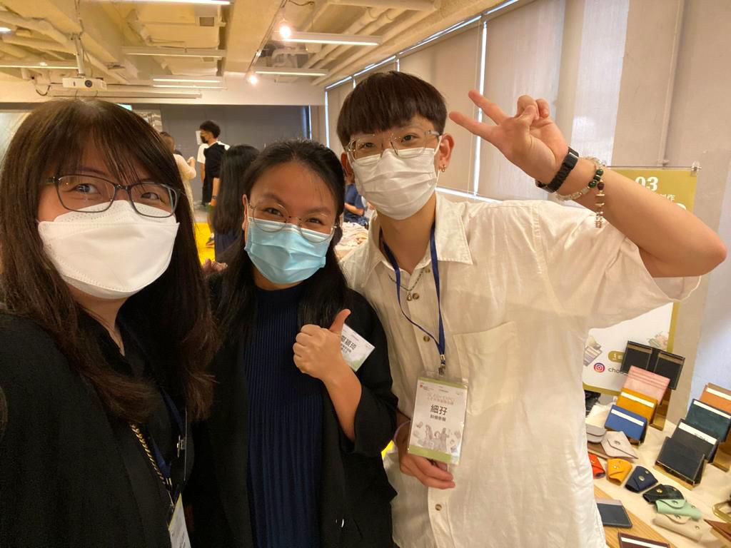 香港青年協會督導主任鄺穎琦(圖中)表示,斜槓工作文化的興起,有助紓緩本港企業人才流失及短缺的壓力,青協的「SLASH POINT」人才庫正好為僱主及斜槓青年創造新的合作機遇。