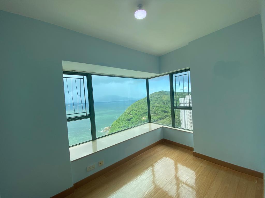 主人套房設有90度大窗,藍塘海峽及清水灣海景致盡入眼底。(代理提供相片)