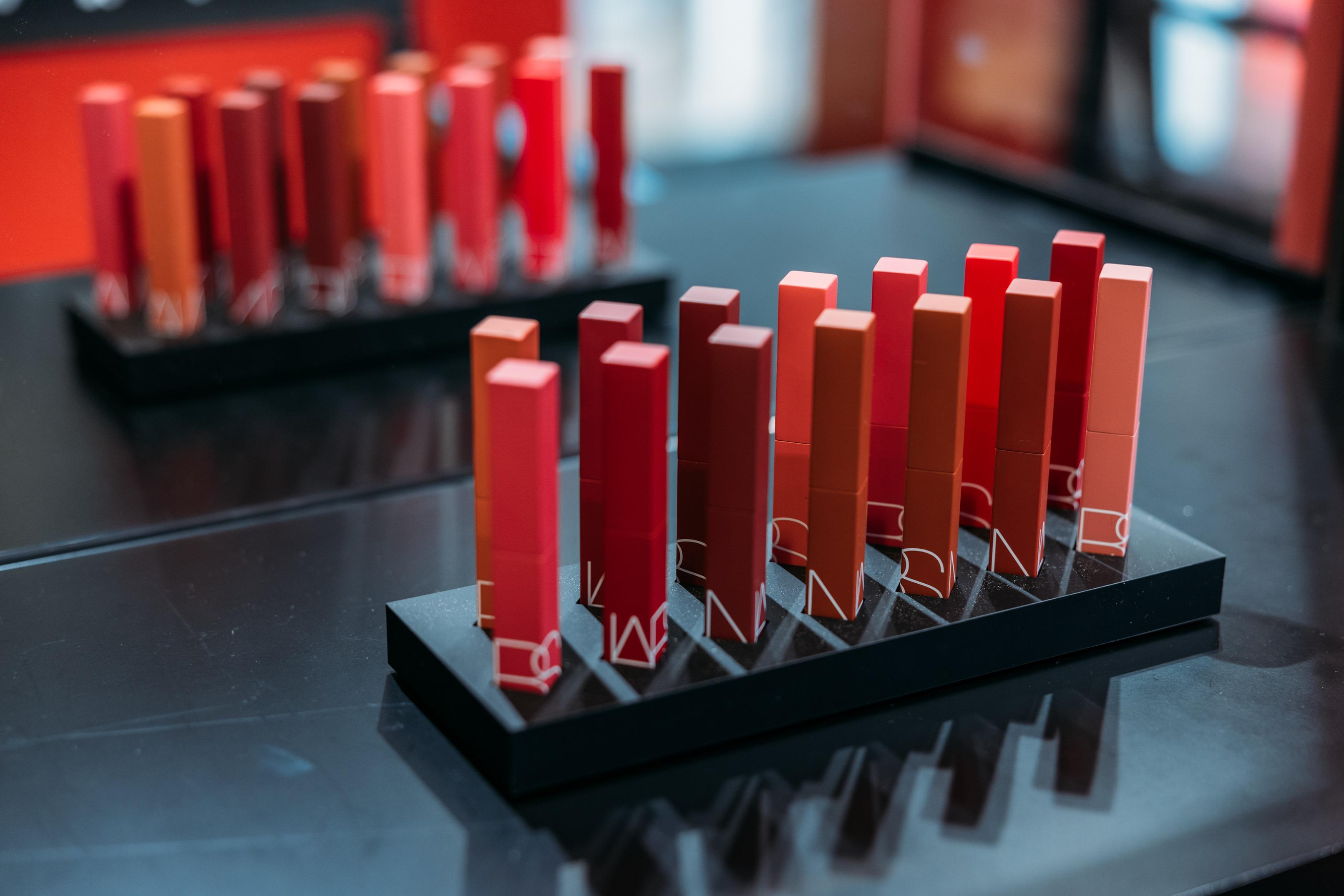 Powermatte 玩魅啞緻唇膏集精準、無重、玩味於一身,輕鬆展現大膽飽滿色澤,加上持續10小時柔滑啞緻體驗,不顯唇紋、不沾染。