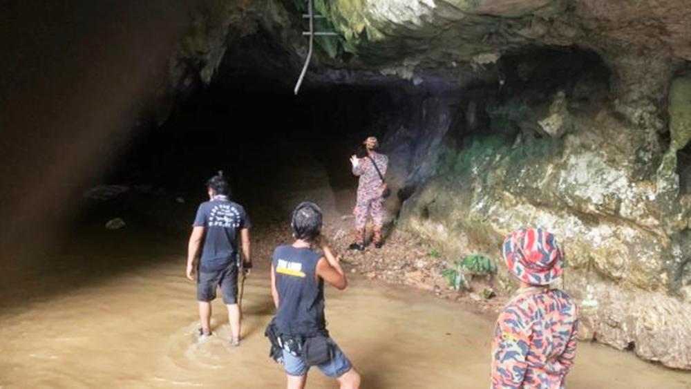椰殼洞因大雨而水浸,水位在幾秒間升至腰部位置。(網上圖片)