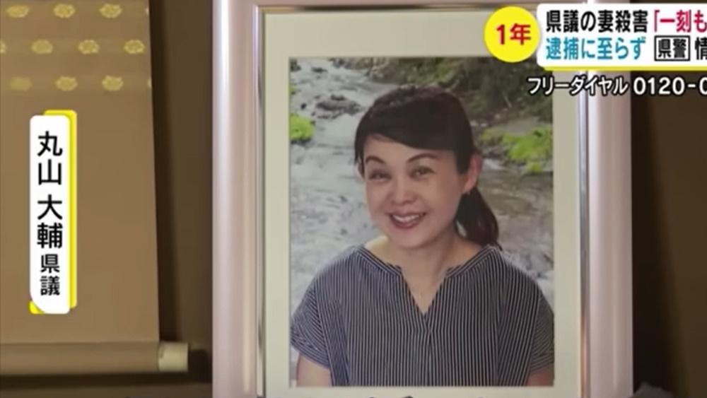 丸山大輔在妻子1周年忌接受媒體採訪。(YouTube)
