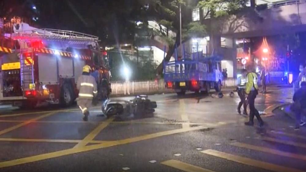 黃大仙東頭村兩車相撞,電單車女乘客捲貨車底送院不治。(電視截圖)