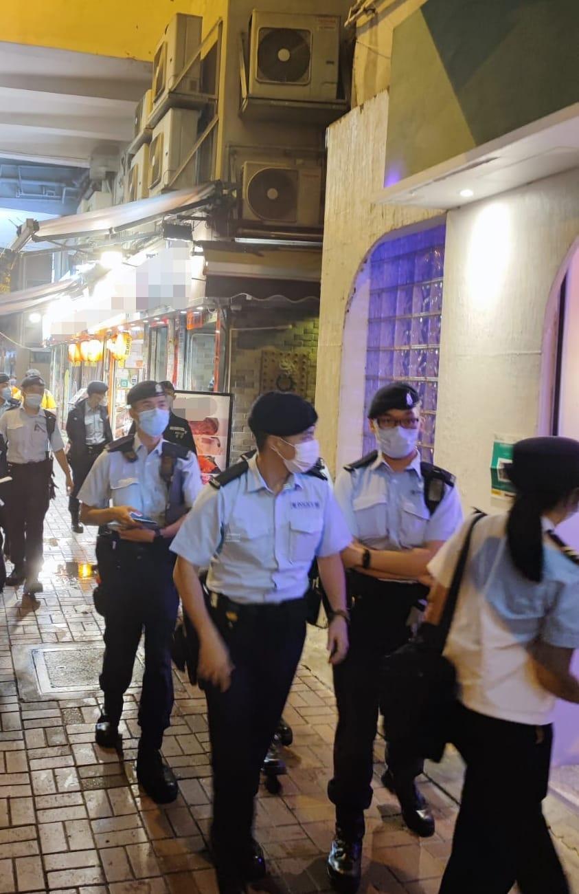 6人無戴口罩,2間處所未來3日停止營業。(警方圖片)