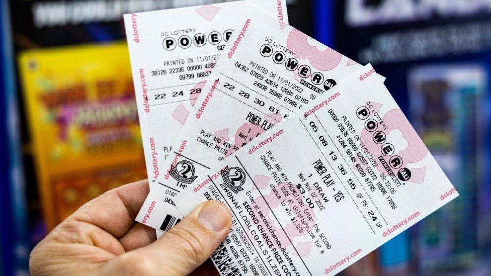 美漢鬧買彩票嘥錢,結果首次買就捧走117萬彩金。(網上圖片)
