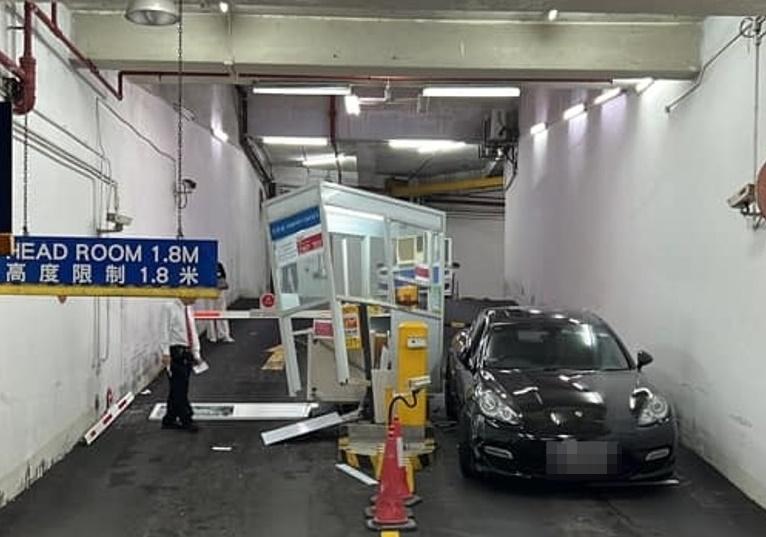 尖沙咀中港牌保時捷撞毀停車場繳費更亭,男司機涉酒駕被捕。(網上圖片)