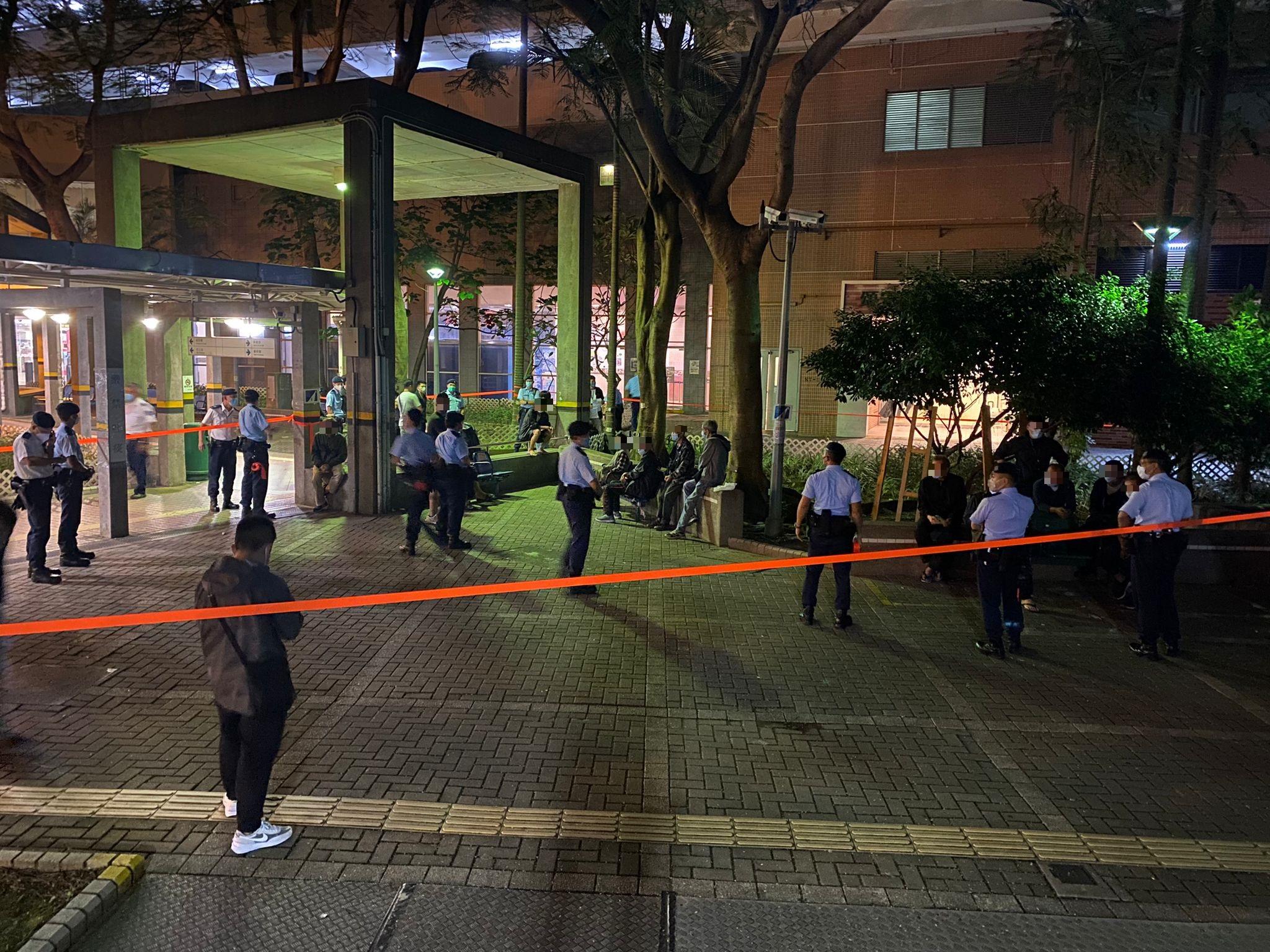 警方巡查街頭聚賭黑點,馬鞍山16男涉違限聚令及口罩令。(警方圖片)
