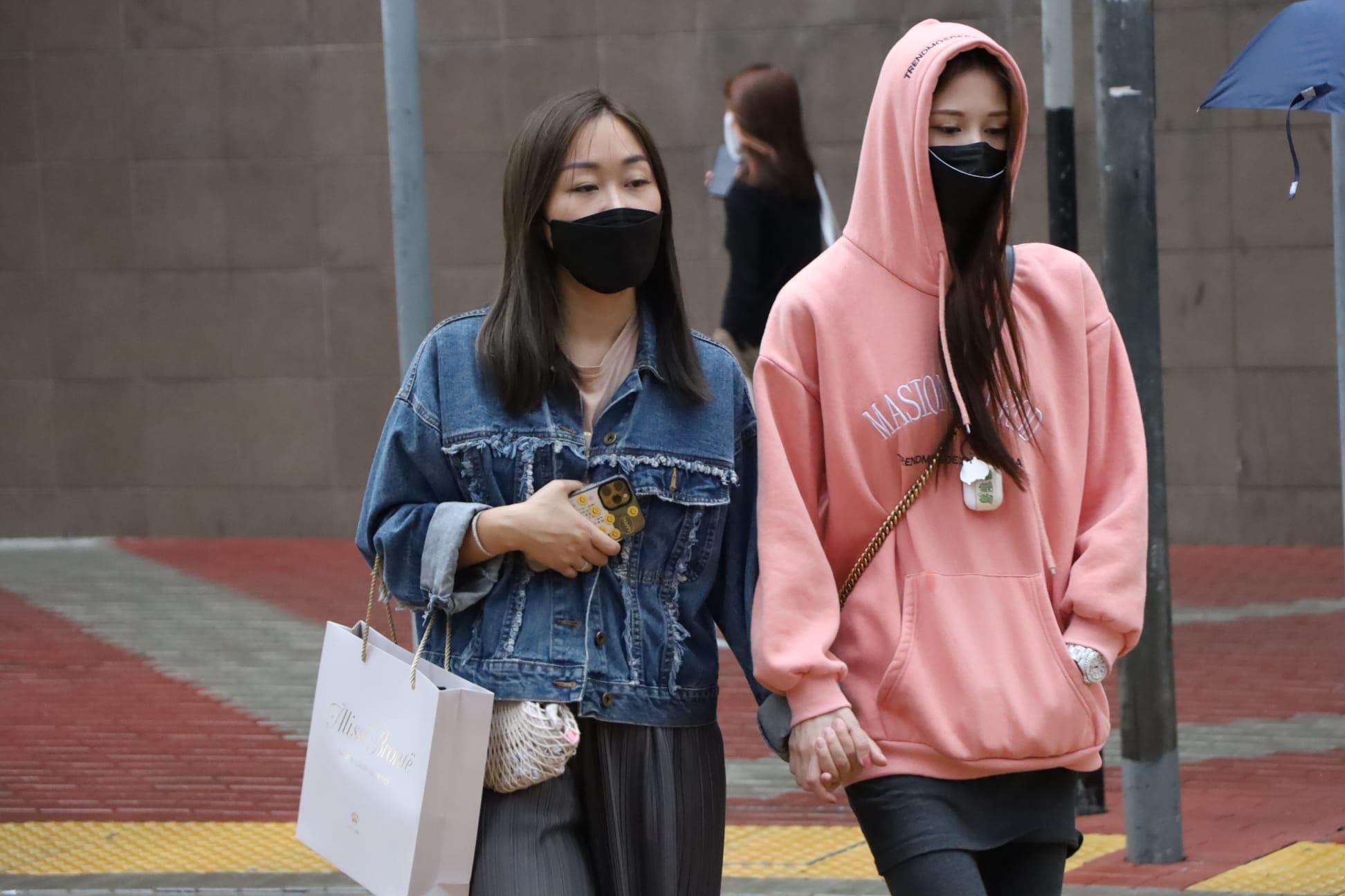 天文台預測本港下周中後期氣溫急跌,市民出街要多穿衣服。(鍾式明攝)
