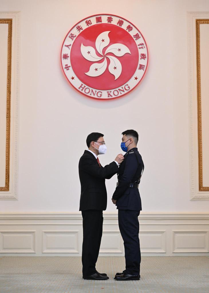 去年七一刺警案的警員蘇敬祖獲頒授銀英勇勳章。(政府新聞處圖)