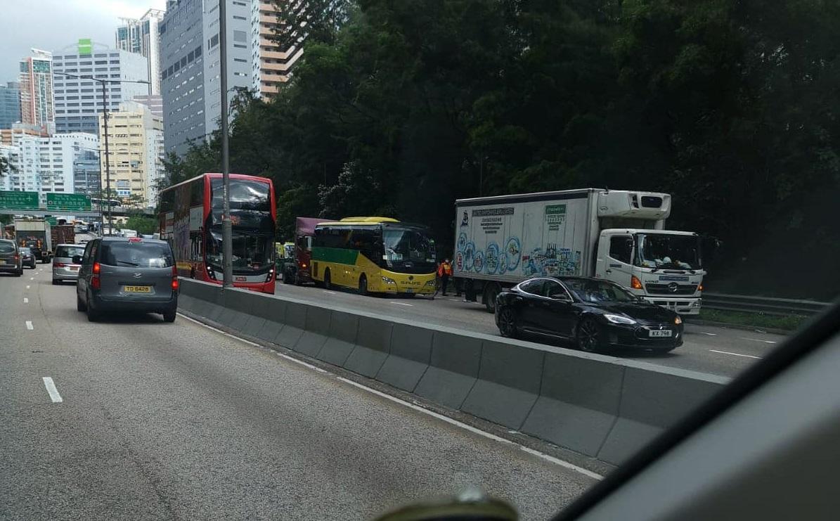 荃灣路往九龍方向,一輛貨車、穿梭巴士及拖頭貨車相撞。(馬路的事fb圖)