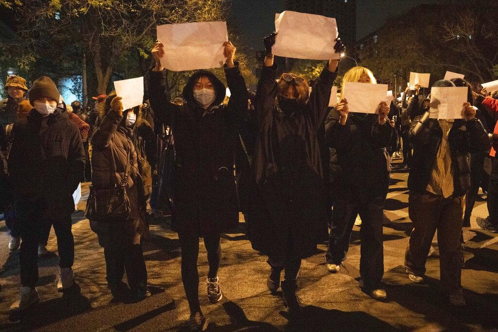 內地多個城巿近日出現同防控措施有關的抗議活動,北京有民眾高舉白紙示威。