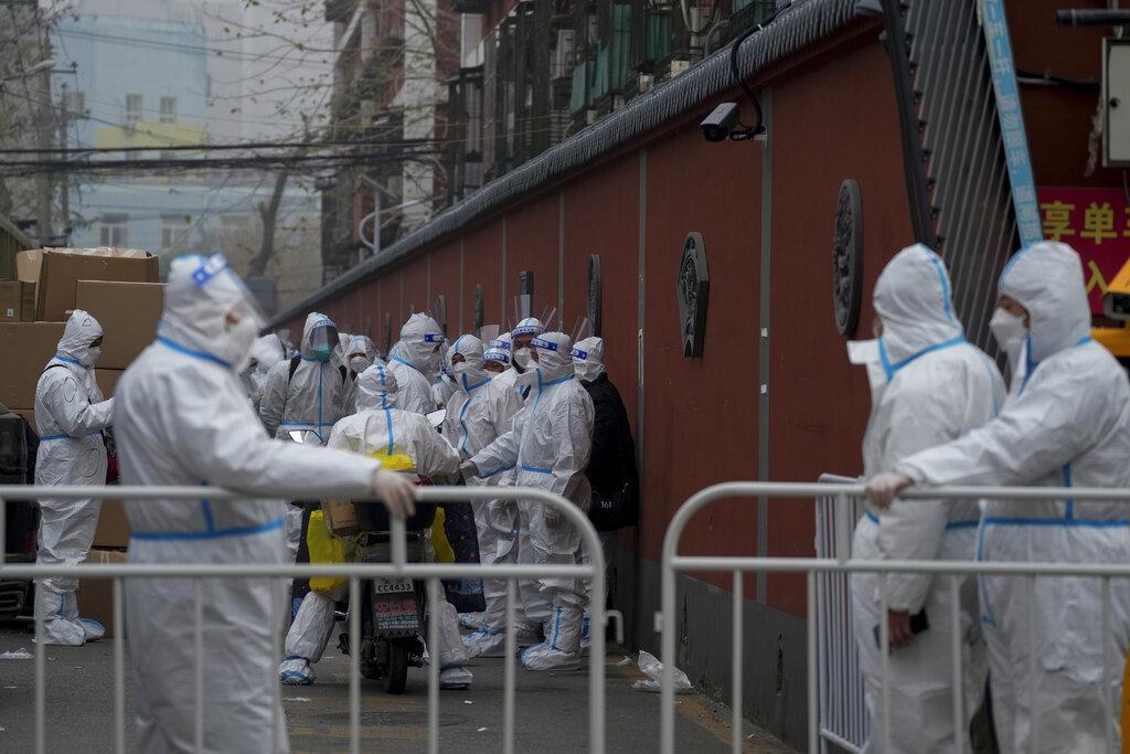 內地本土個案連續兩日逾三萬宗,廣州一名女子住方艙自殺身亡。