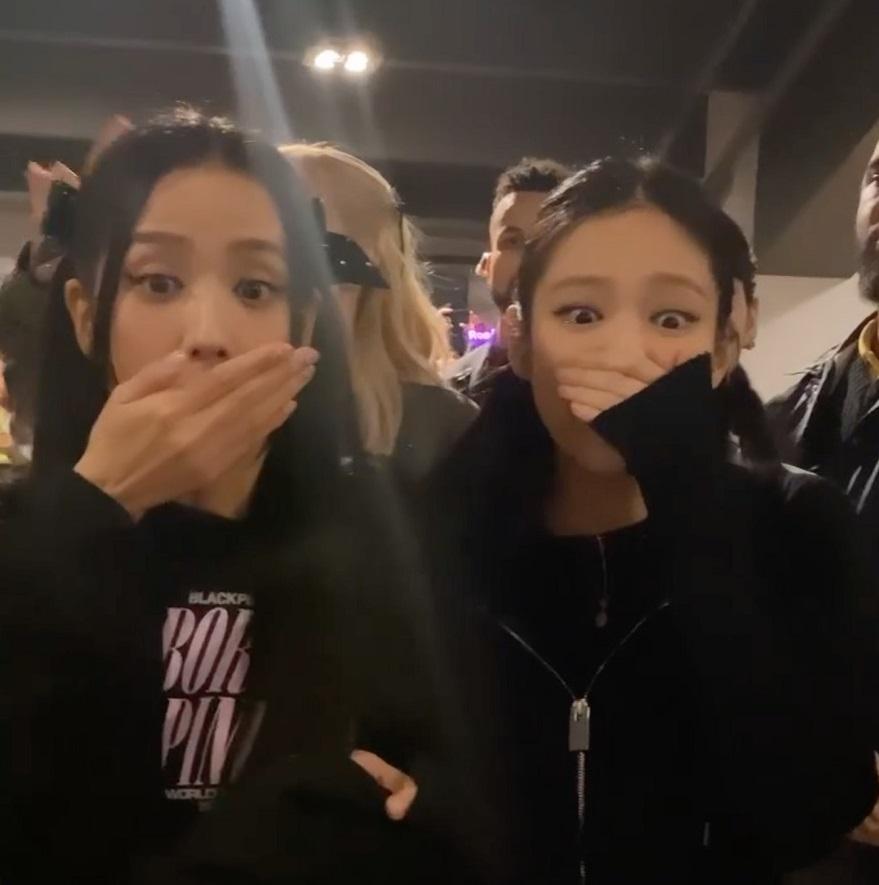 Jennie和Jisoo一見紋身嚇到掩嘴。
