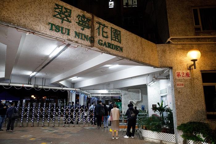 政府在屯門翠寧花園採取突擊執法行動。(資料圖片)