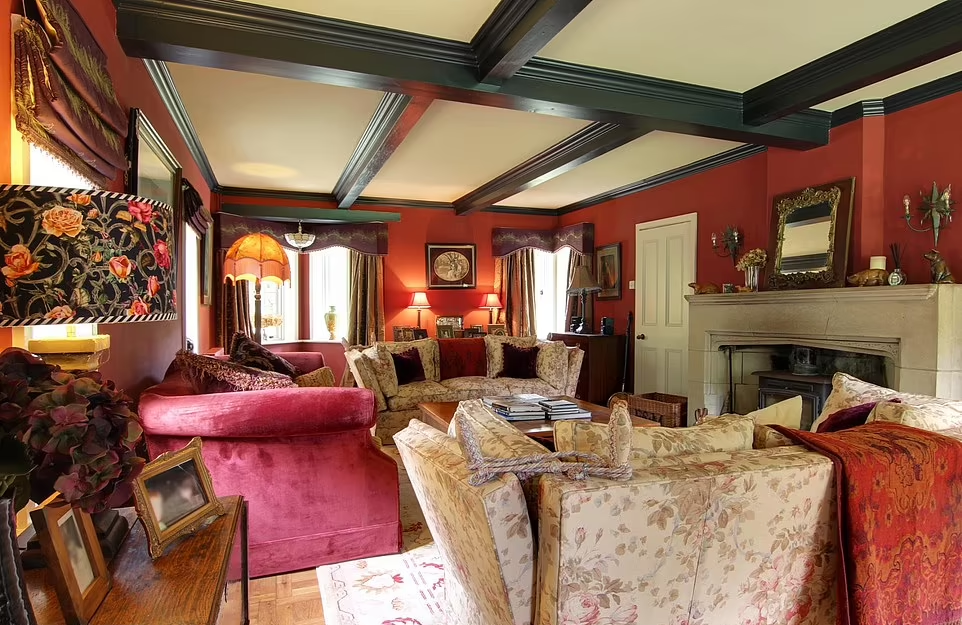 屋內一間紅色畫室據報是柯南道爾當年寫作之地。(互聯網)