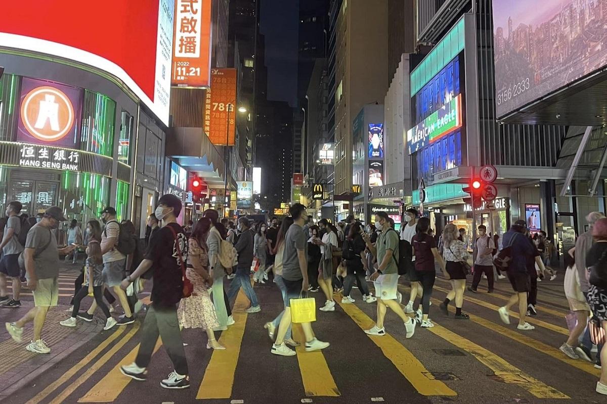 江玉歡表示,昨晚中環和尖沙咀均人頭湧湧,形容人流不減當年。(FB專頁「江玉歡 Doreen Kong」)