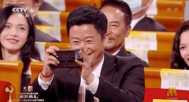 吳京拿起iPhone拍照。