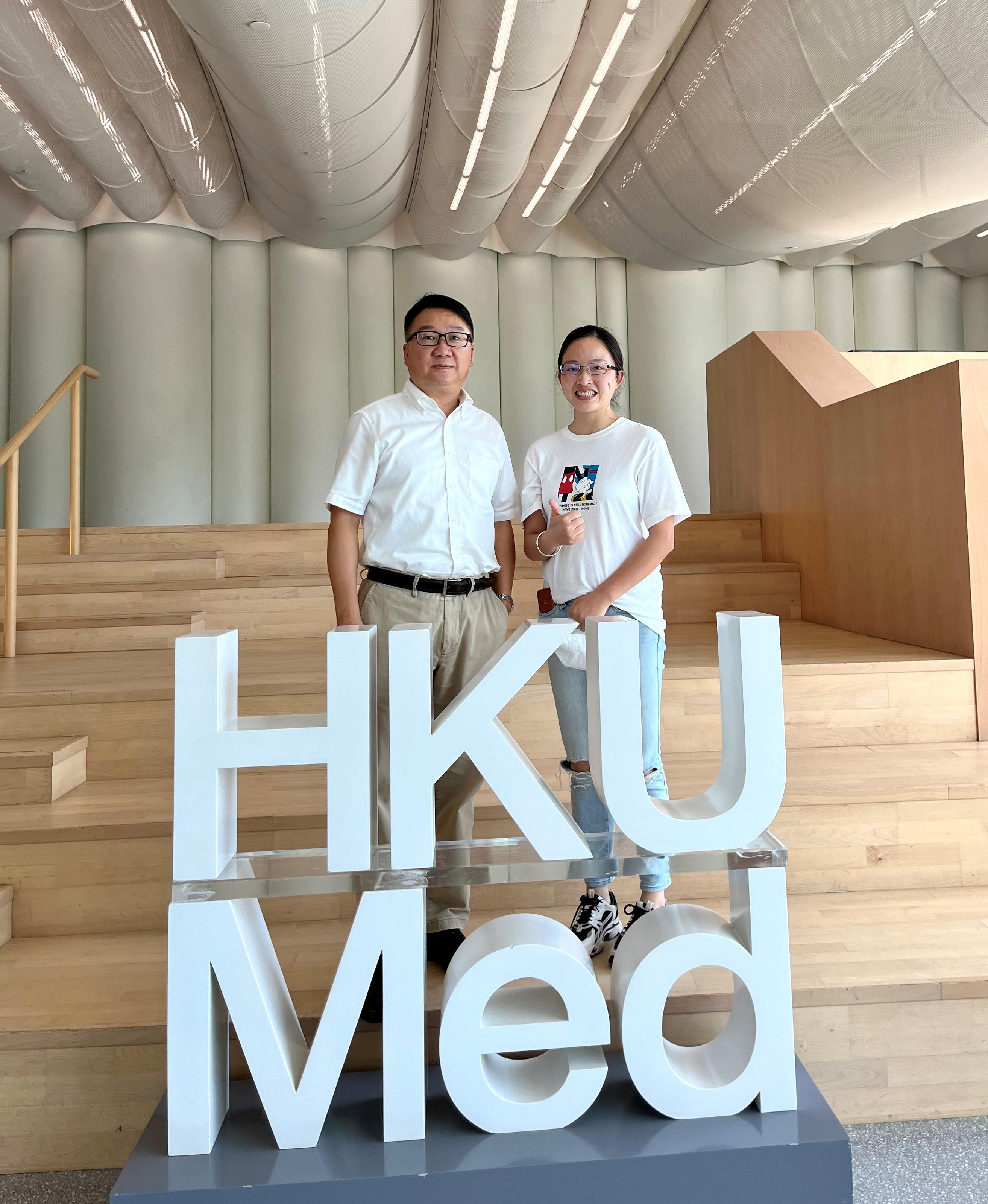 涂文偉教授(左)及母曉鳳博士(右)