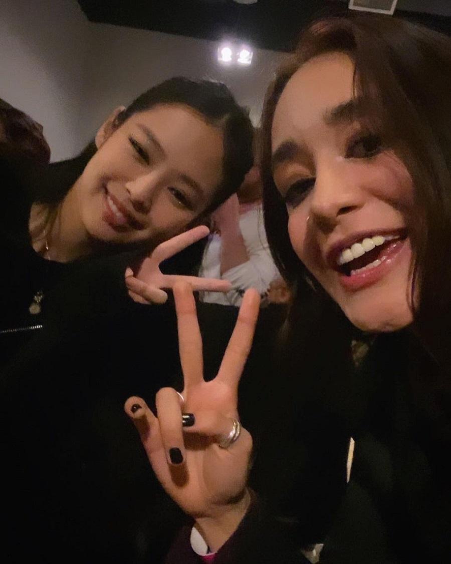 粉絲興奮地與Jennie合照。