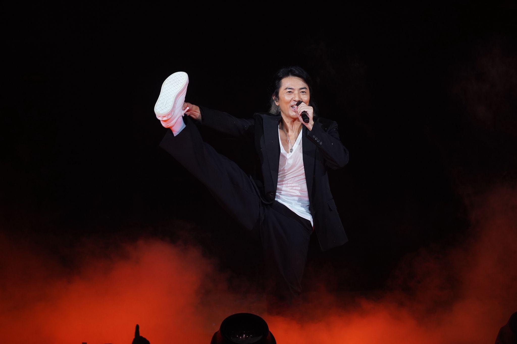 鄭伊健紅館個唱舉行到第七場,還唱《幪面超人》日語版主題曲,又跳高又踢腿。