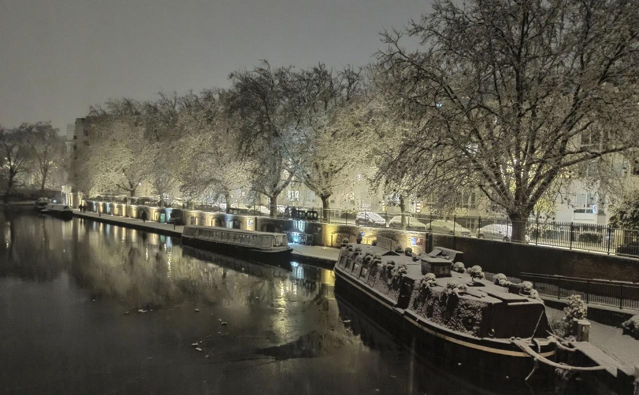 英國受寒潮影響，廣泛地區出現降雪，有河流和湖面結冰。(AP)