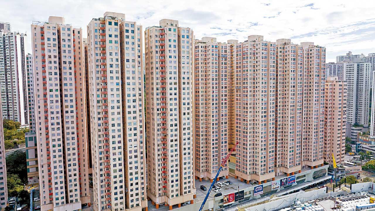 樓市下行|樓價若累挫三成 恐增至千伙 銀主盤海嘯後高 劈價求售
