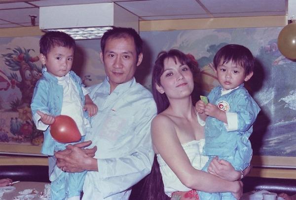 施明與李家鼎於1977年結婚,並誕下一對孖仔李泳漢及李泳豪。(網上照片)