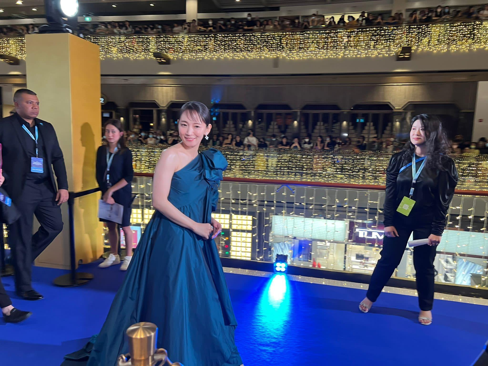 人氣女星吉岡里帆穿上斜膊晚裝裙登場,十分搶鏡。