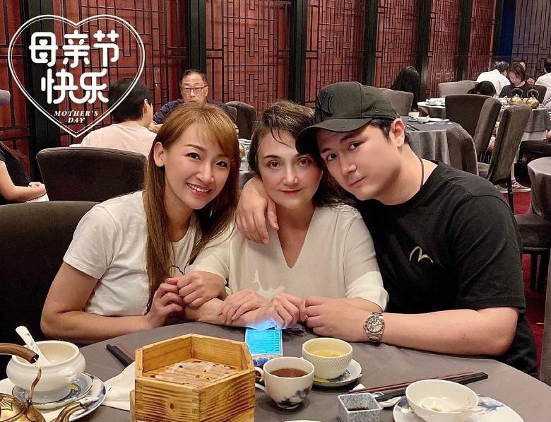 有傳施明不滿李泳豪的太太年紀大。