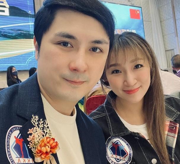 李泳豪與妻子出席活動,被指沒有理會施明。