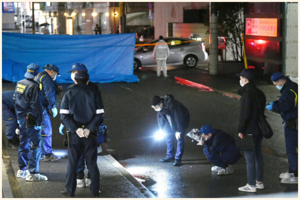 日本警察在現場調查。(網上圖片)
