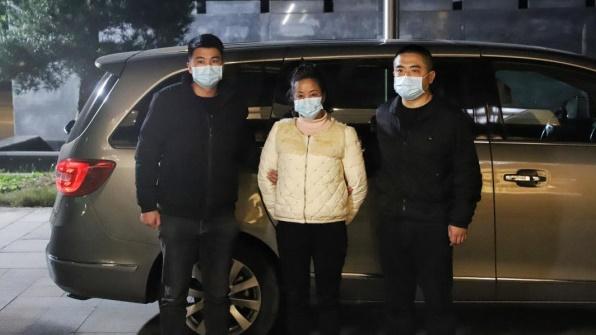 盜取398萬銀行女櫃員,整容潛逃重組家庭25年落網。(微博)