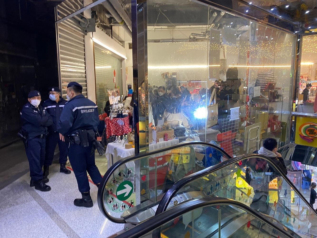 國安處及海關上周二搜查旺角隱世市集。(相片由讀者提供)