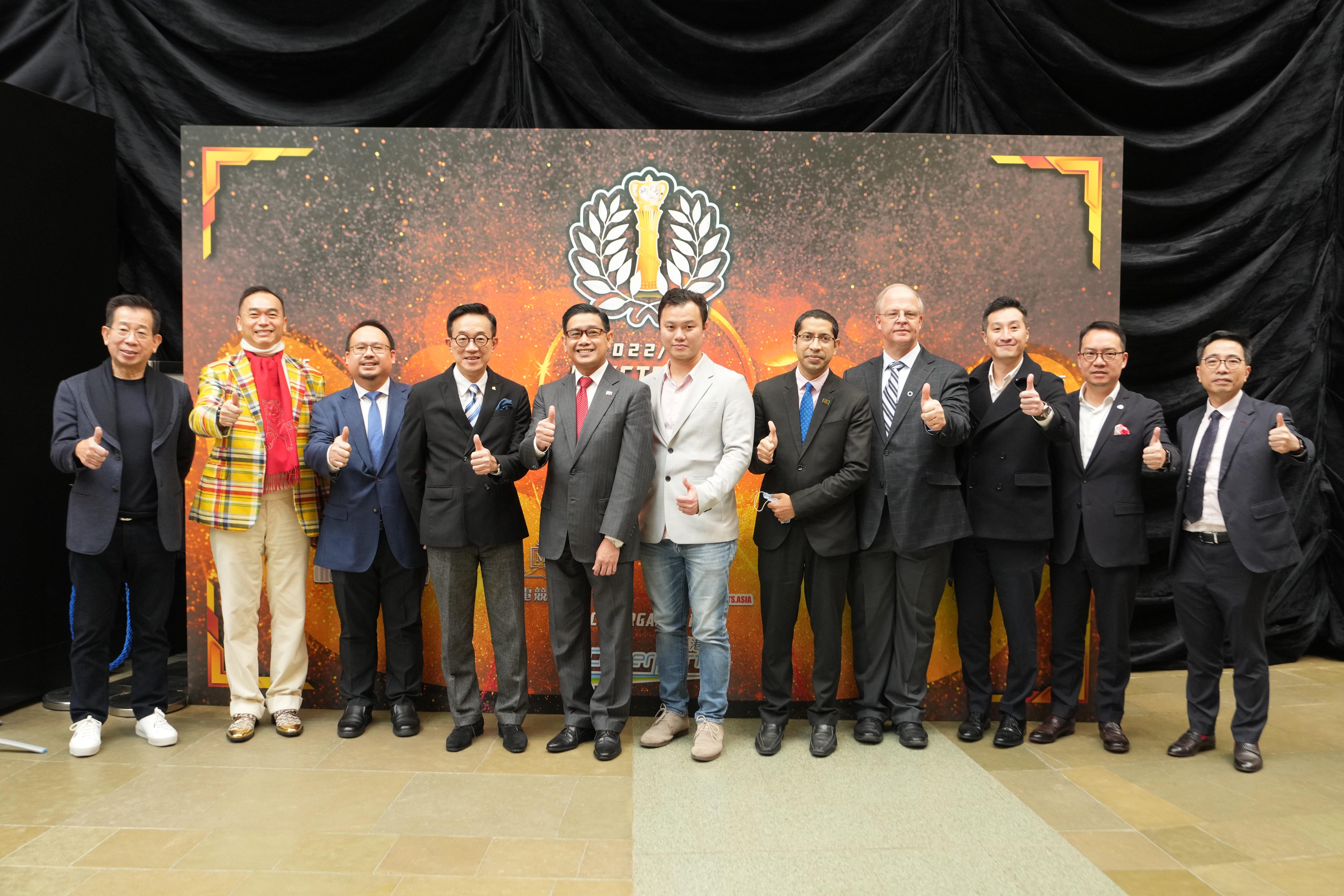 Yesports集團代表兼Yesports Master Club電競人才總會召集人沈嘉奕與一眾出席嘉賓於場外合照。