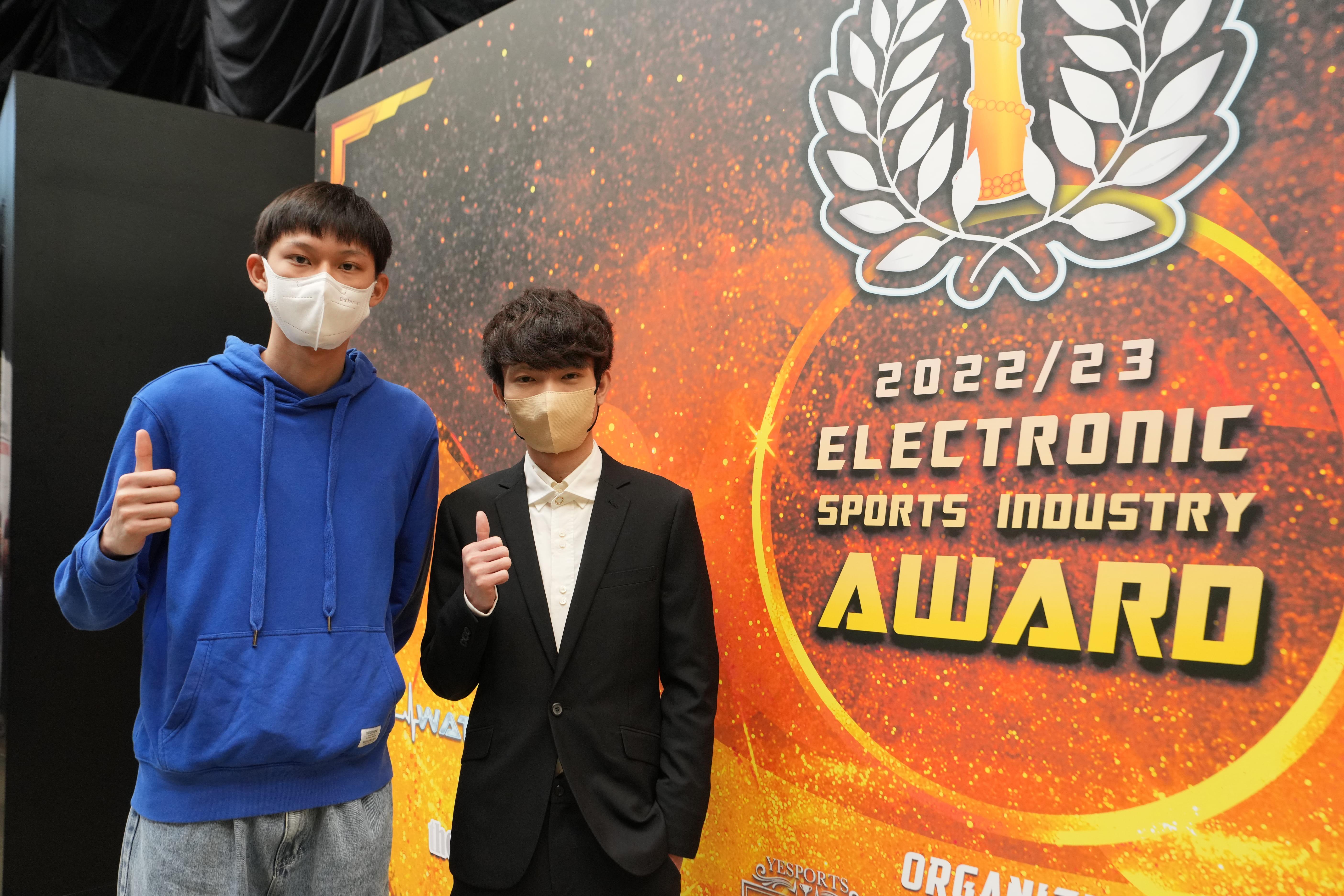 香港電子競技代表隊傳說對決亞運版項目教練郭文輝 (RB 紅豆) (右) 及香港電子競技亞運代表林超宇 (左)。