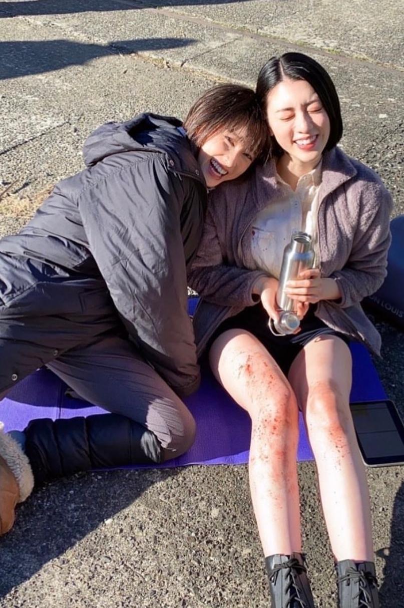 土屋太鳳爆出奉子成婚後,近日公開《今際之國》的外景花絮照。