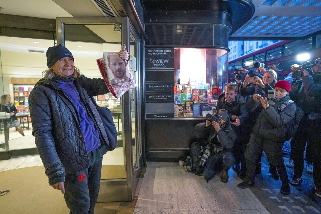 民眾Caroline Lennon據報是唯一一名半夜排隊等買亨利新書的人。(美聯社)