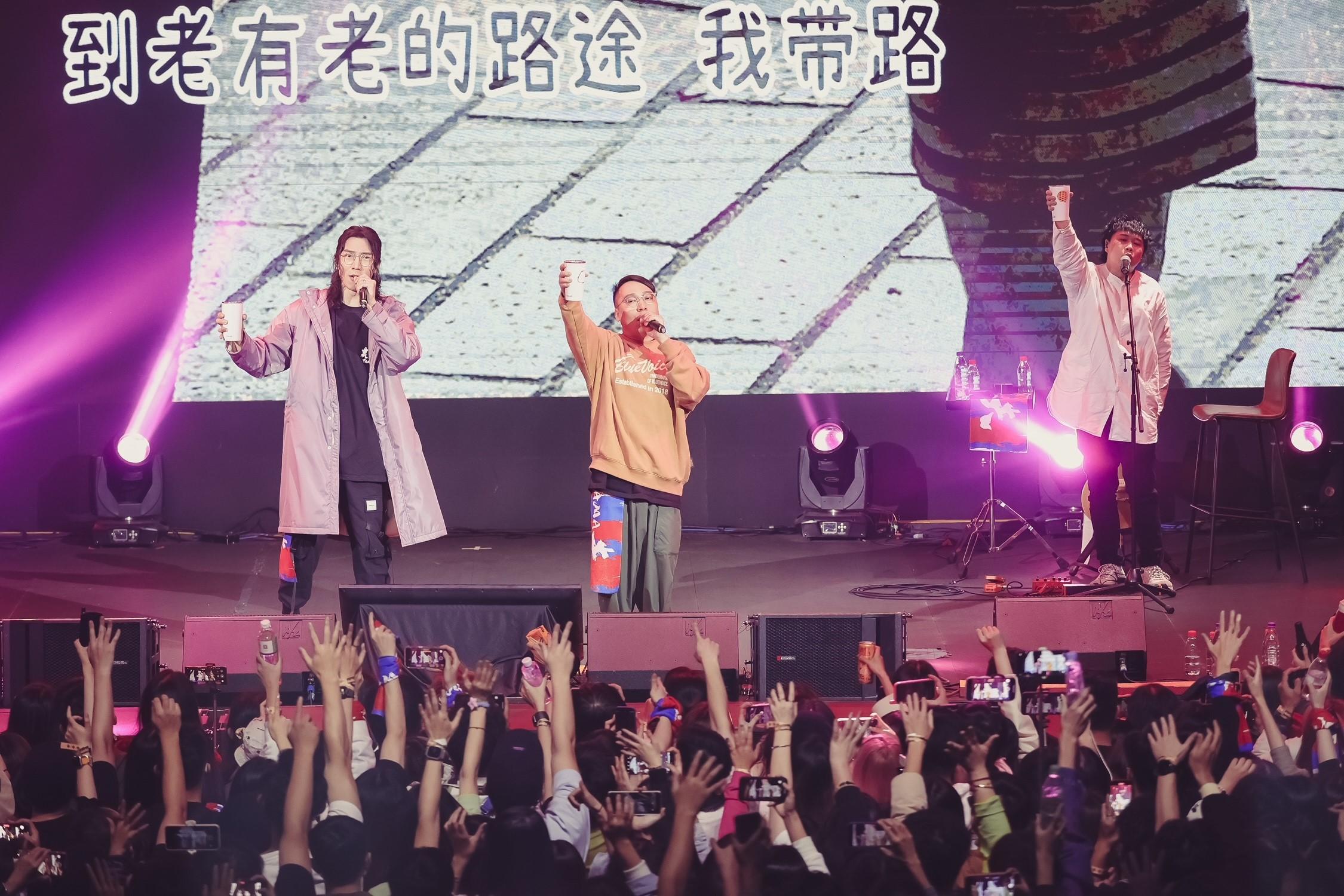 農夫回港陪家人一齊過新年。