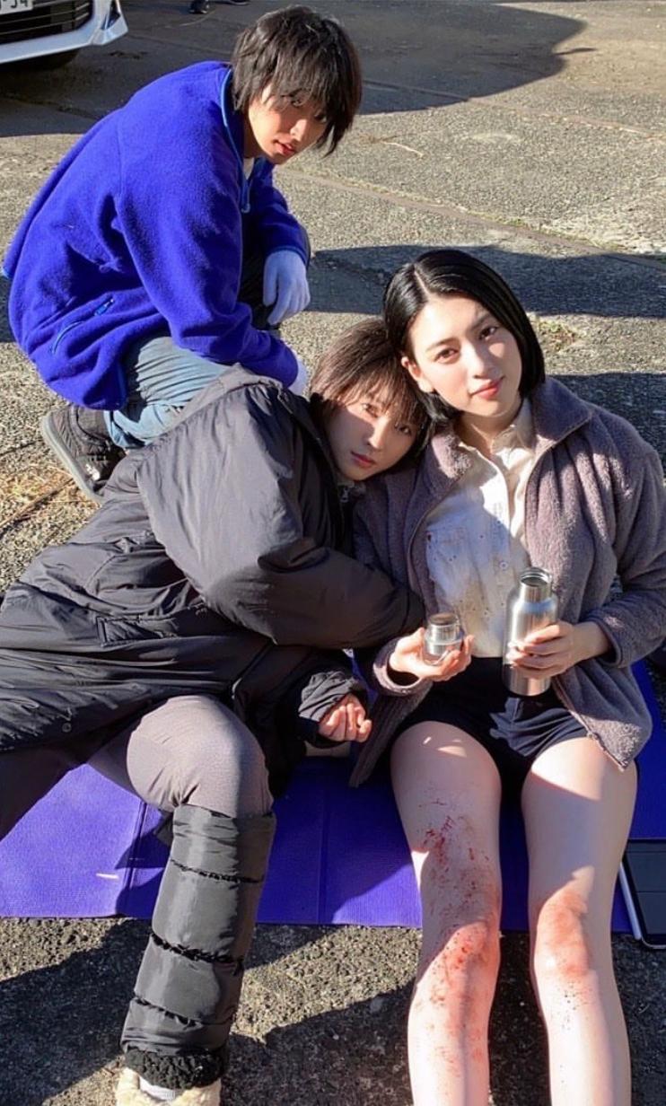 土屋太鳳與三吉彩花合照時,山崎賢人亂入搶鏡。