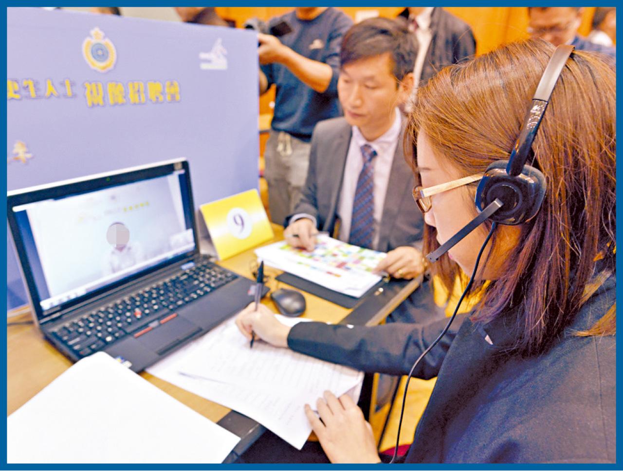僱主在現場透過視像面試,招聘更生人士。(麥尚旻攝)