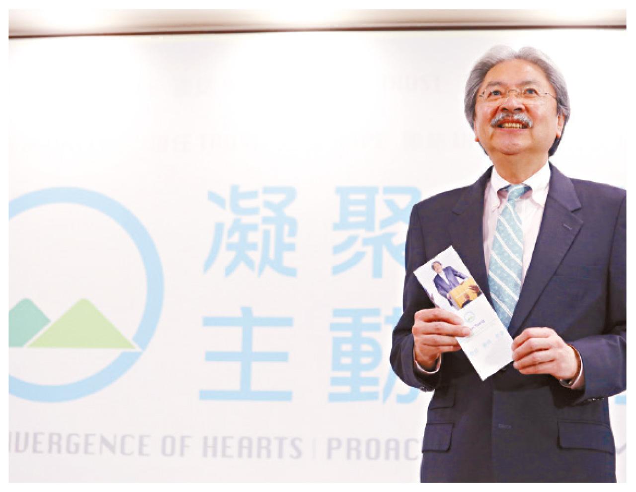 曾俊華建議研究負入息稅。(資料圖片)