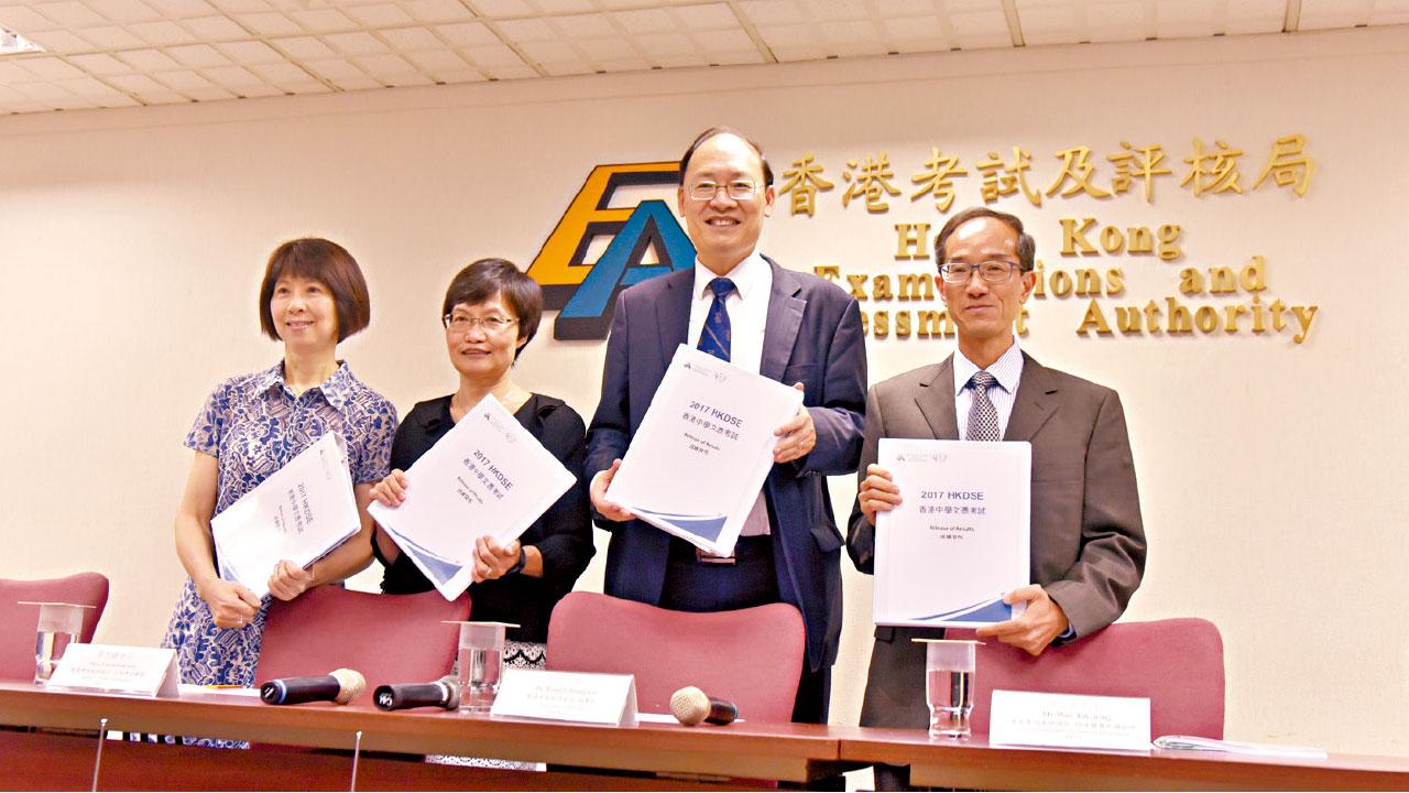 唐創時(右二)建議部分考生作「兩手準備」。(黃偉傑攝)